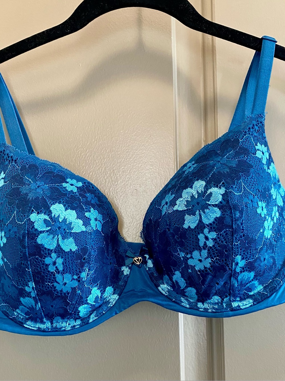 Victoria Secret Underwire Lace Push Up Bra. 34D. Only worn to try on. Pretty!